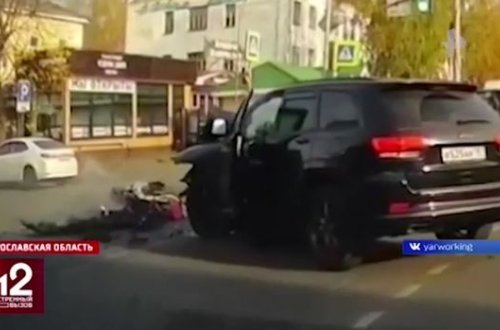 Dəhşətli qəza: Motosiklet sürücüsü möcüzəli şəkildə sağ qaldı - VİDEO