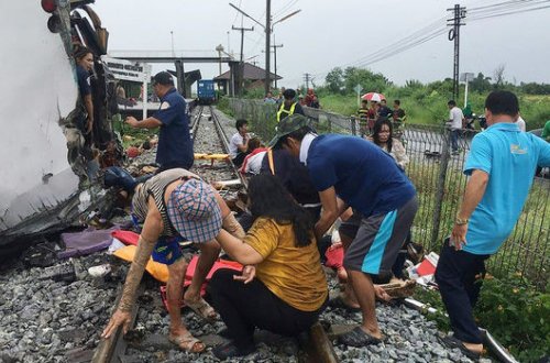 Tailandda buddistləri ibadətgaha aparan avtobus qatarla toqquşdu: 20 ölü, 30-dan çox yaralı - VİDEO