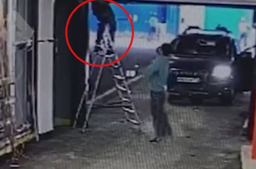 Darvazanın qapısı qalxdı, fəhlə faciəvi şəkildə həlak oldu – VİDEO