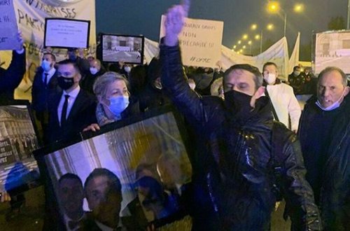 Parisdə koronavirusa qarşı tədbirlərə etiraz edən əhali yolu bağladı