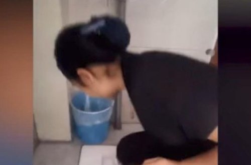 Xadimə işini təmiz gördüyünü sübut etmək üçün tualet suyu içdi - VİDEO