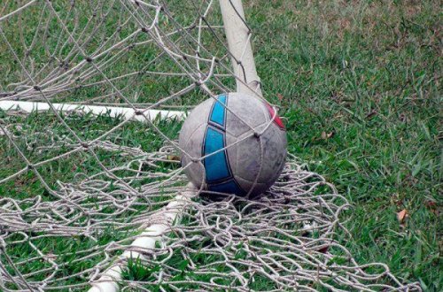 Futbolçu meydanda buraxdığı səhvə görə döyülərək öldürüldü