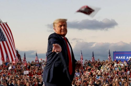 Tramp rəqs etdi - Video