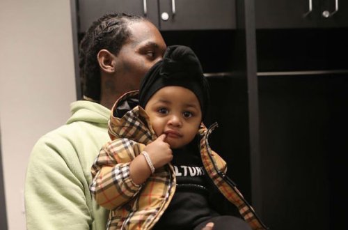 Məşhur ifaçı iki yaşlı qızına 8 min dollarlıq kreslo aldı - FOTO