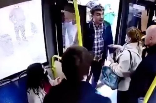 Butulka ilə marşrut avtobusunun şüşəsini qırdı – ANBAAN VİDEO