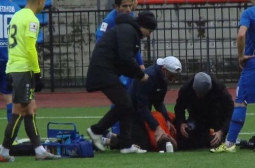 Rusiyalı qolkiper oyun zamanı aldığı zərbədən huşunu itirdi - VİDEO