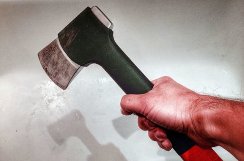 Bakıda kişi barışığa gələn keçmiş kürəkəninə balta ilə hücum etdi