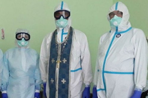 Rusiyada keşişlərə koronavirusdan qorunmaq üçün xüsusi geyimlər verildi