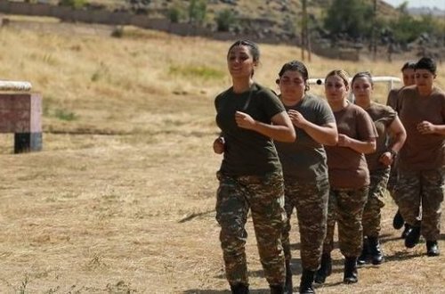 Кадры военных учений армянок вызвали смех у пользователей соцсетей - ВИДЕО