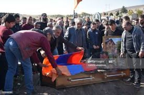 Ermənilər Qarabağda məhv edilən əsgərlərini kütləvi şəkildə dəfn edir - FOTO