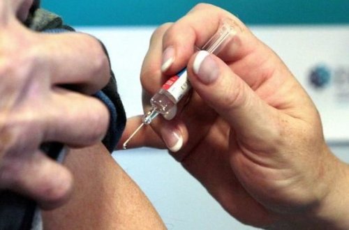 При испытаниях оксфордской вакцины от COVID-19 умер доброволец