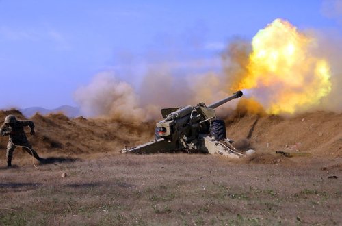 Artilleriyaçılarımız düşmənin atəş nöqtələrinə dəqiq zərbələr endirir - VİDEO
