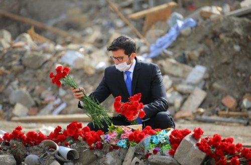 İsrail səfiri Gəncədə: Erməni vandalizminin qurbanlarını yad etdi - FOTO