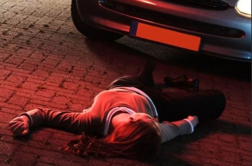 Bakıda iki bacını avtomobil vurdu