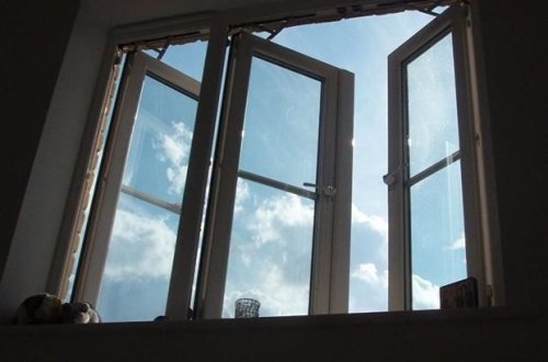 В Киеве мать с ребенком выпали из окна 9 этажа - ФОТО