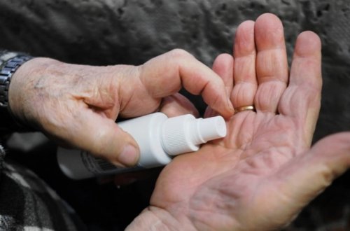 Врачи назвали способы сохранить кожу рук после антисептиков против COVID-19