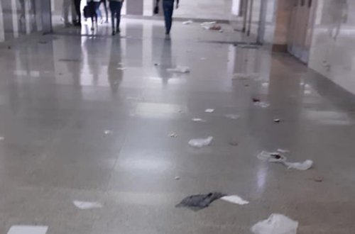 Metronun “Xalqlar Dostluğu” stansiyasının girişində məişət tullantıları qalaqlanıb - FOTO
