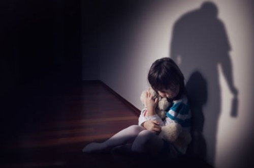 Avstraliyada uşaqlara təcavüz iddiası: 44 nəfər tutuldu