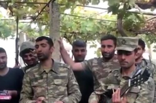Atəş səslərinin müşayiəti altında mahnı oxuyan əsgərlərimiz - VİDEO