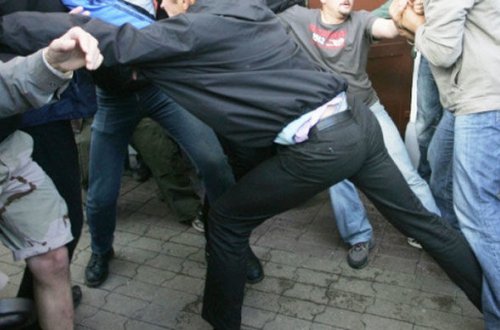 Bakıda kütləvi dava: Bir nəfər bıçaqlandı, üç nəfər döyüldü