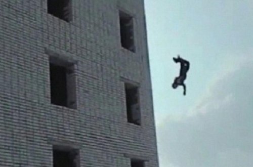 Bakıda 38 yaşlı kişi binadan yıxılaraq öldü