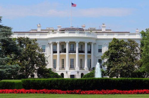 Ağ Evin aparat rəhbərinin evinin qarşısında atışma başladı, müsahibəsi yarımçıq qaldı