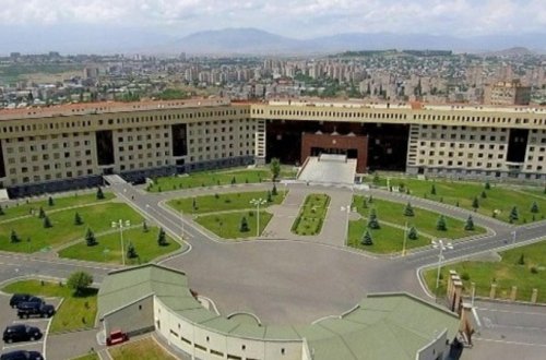 Ermənistanda silahlı qüvvələr və siyasi rəhbərlik arasında çəkişmə başladı