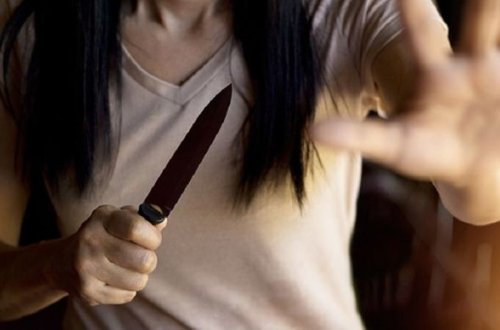 Bacılar maska taxmağı tövsiyə edən mühafizəçiyə 27 bıçaq zərbəsi vurdular - FOTO