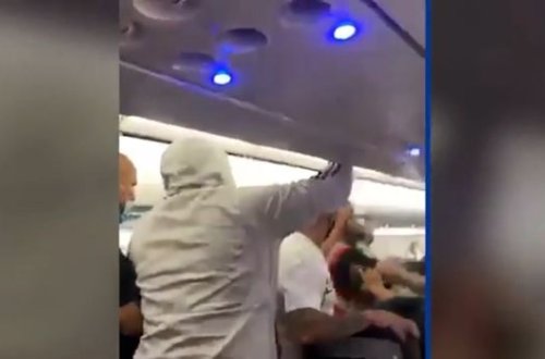 Qadın təyyarədə kütləvi davaya səbəb oldu - VİDEO
