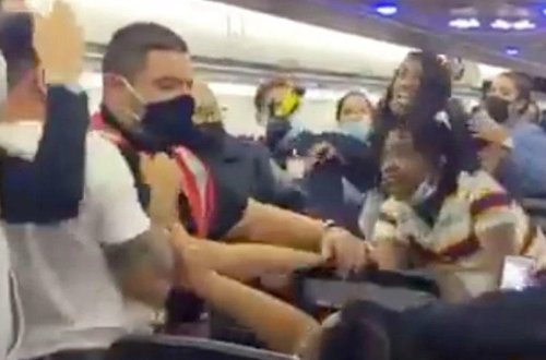 Qadın təyyarədə kütləvi davaya səbəb oldu - VİDEO