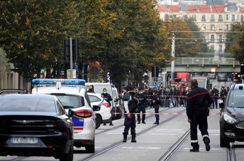 Fransada kilsə yaxınlığında əli silahlı şəxs insanlara hücum edib, ölənlər var