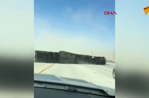 Güclü külək TIR-ı aşırdı - VİDEO