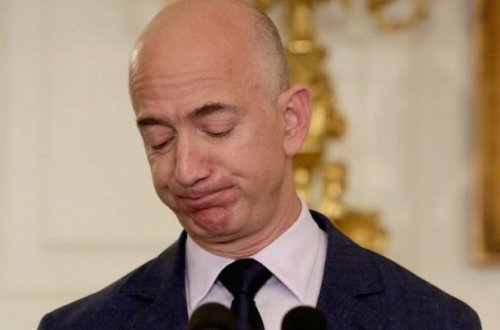 Dünyanın ən zəngin insan bir gündə təqribən yeddi milyard dollar itirdi