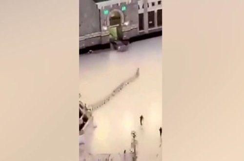 Məkkədə əqli qüsurlu şəxs avtomobilini məscidin qapısına çırpdı - ANBAAN VİDEO