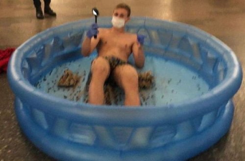 Moskva metrosunda gənc böcəklərlə dolu hovuzda “çimdi” - FOTO