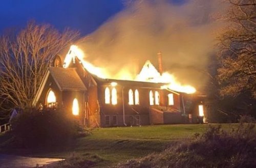 Kanadada bir gecədə iki kilsə tamamilə yandı
