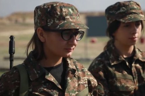 Ermənistanın hərbi rəhbərliyi eynəkli qadınları belə cəbhəyə göndərir - FOTOFAKT