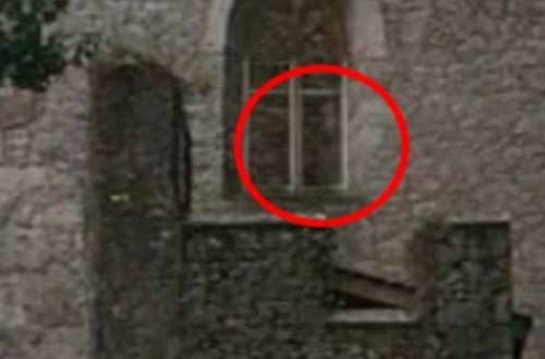Мать и дочь уверены, что засняли призрак женщины в средневековом замке