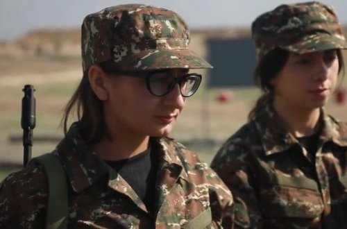 В Армении отправляют на передовую даже женщин, носящих очки – ФОТОФАКТ