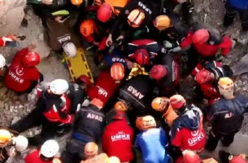 В Измире через 91 час после землетрясения спасли четырехлетнюю девочку - ВИДЕО