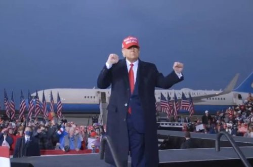 Tramp rəqs edərək son dəfə səs istədi - VİDEO