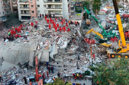Число жертв землетрясения на западе Турции достигло 114