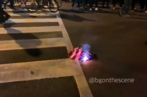 Ağ Evin qarşısında Birləşmiş Ştatların bayrağı yandırıldı - VİDEO