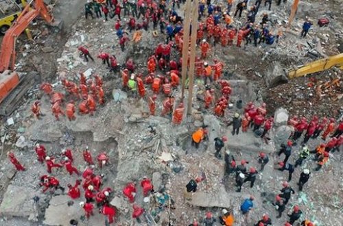 İzmirdə çarəsizliyin səsləri: “Dörd körpə uşağımla dağıntılar altında qaldıq, tez gəlin” - VİDEO