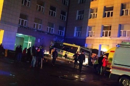 Rusiyada avtobus universitet binasına çırpıldı: Ölənlər var - VİDEO