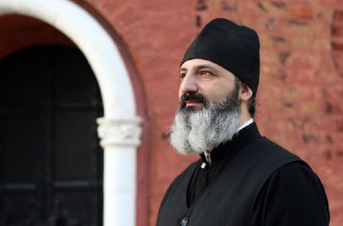 Erməni keşişdən ittiham: “Paşinyan psixi xəstədir, gəzən fəlakətdir”