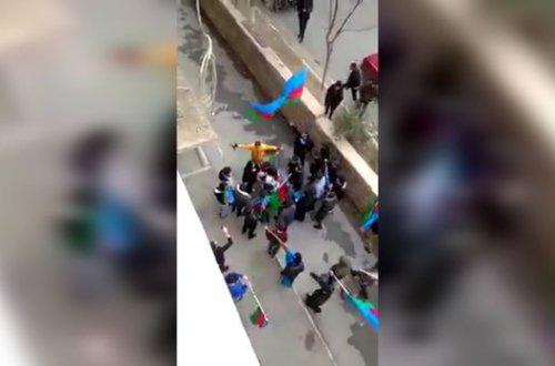 Şuşanın azadlıq xəbərinə sevinən gənclər şəhid anasının ayağından öpdülər - VİDEO