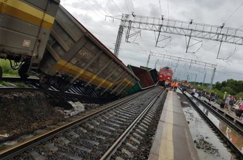 Rusiyada qatar qəzası: 31 vaqon relsdən çıxdı