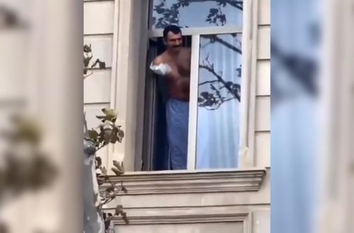 Yaralı əsgərimiz Şuşa qələbəsini xəstəxana pəncərəsində qeyd etdi - VİDEO