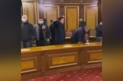 Протестующие разгромили зал заседания правительства Армении - ВИДЕО